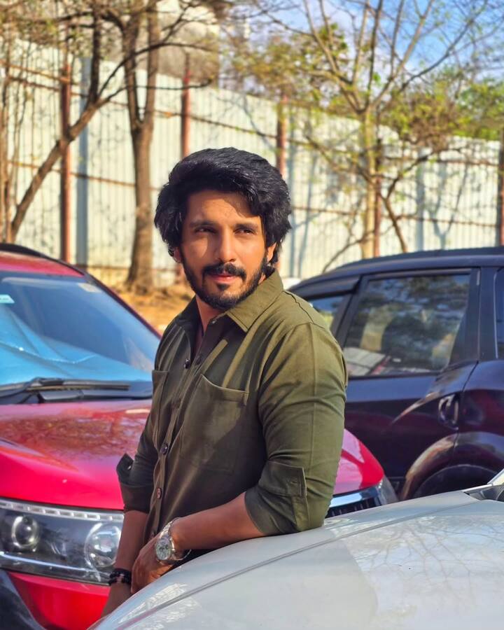 कंवर ने बताया कि टीवी एक्टर के लिए सबसे बड़ी चुनौती यह होती है कि चाहे उनकी पर्सनल लाइफ में कितनी भी दिक्कतें क्यों न हों, उन्हें सेट पर जाकर मुस्कुराते हुए और पूरी एनर्जी के साथ काम करना ही पड़ता है. कैमरे के सामने यह बिल्कुल नहीं दिखना चाहिए कि आप परेशान हैं या निजी जिंदगी में किसी मुश्किल से गुजर रहे हैं.