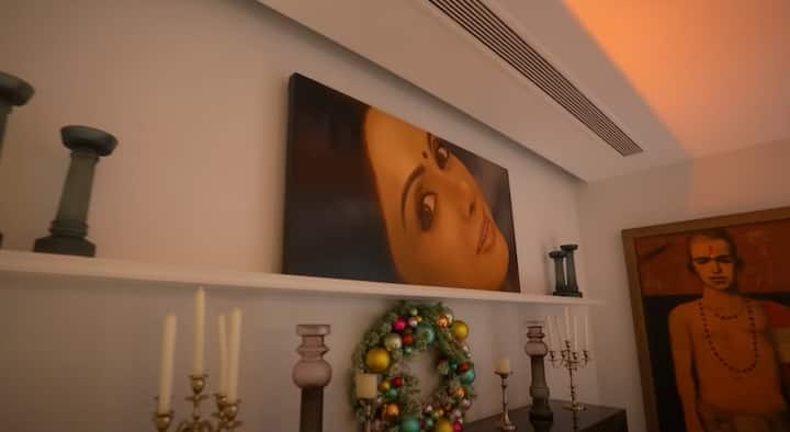 जाह्नवी के घर की दीवार पर लगी ये खूबसूरत पेंटिंग्स उनके घर को एकदम आर्ट गैलरी जैसा फील दे रही है.