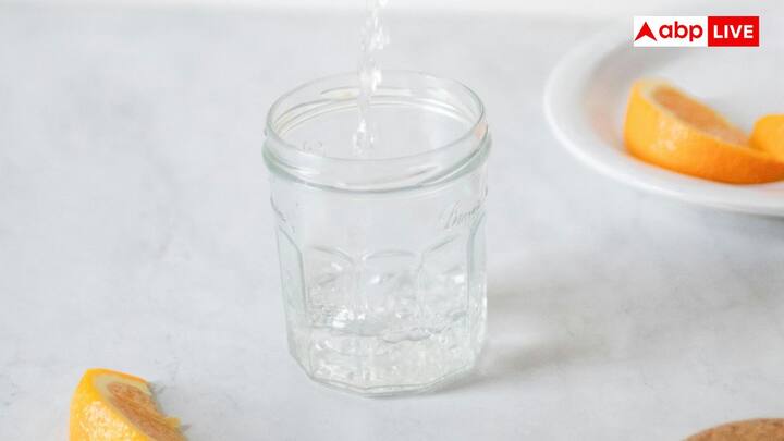 संथारा उपवास में धीरे-धीरे खाना कम किया जाता है. ठोस भोजन से तरल पदार्थ और उसके बाद पानी तक, जब तक की कुछ भी ना लिया जाए. यह पूरा सफर सांसारिक लगाव को छोड़ने का प्रतीक है.