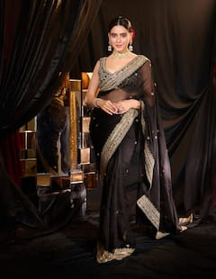 Aamna Sharif: બ્લેક સાડીમાં આમના શરીફનો જોવા મળ્યો ગ્લેમરસ અંદાજ, જુઓ તસવીરો