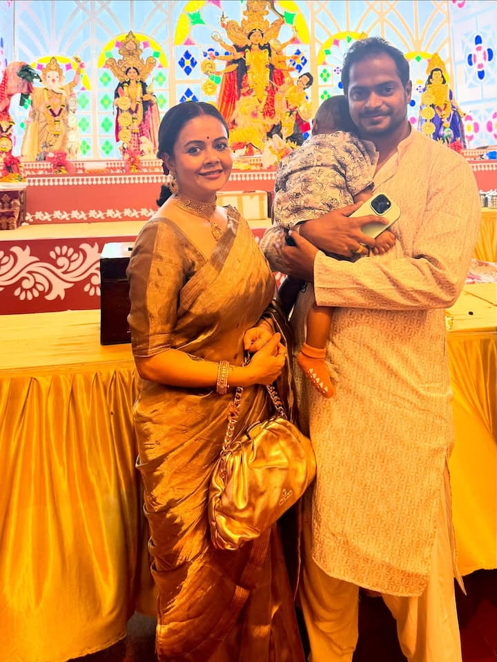 देवोलीना जो टीवी सीरियल साथ निभाना साथिया में गुपी बहू के किरदार से फेमस हुईं, हाल ही में फैमिली और प्रोफेशनल फ्रंट पर एक्टिव हैं. उन्होंने लाफ्टर शेफ्स 2 में भाग लिया और हाल ही मे फिल्म टाइगर ऑफ राजस्थान में नजर आई. देवोलीना अपने परिवार और करियर के बीच बैलेंस बनाए रखते हुए फैंस के बीच फेवरेट बनी हुई हैं.