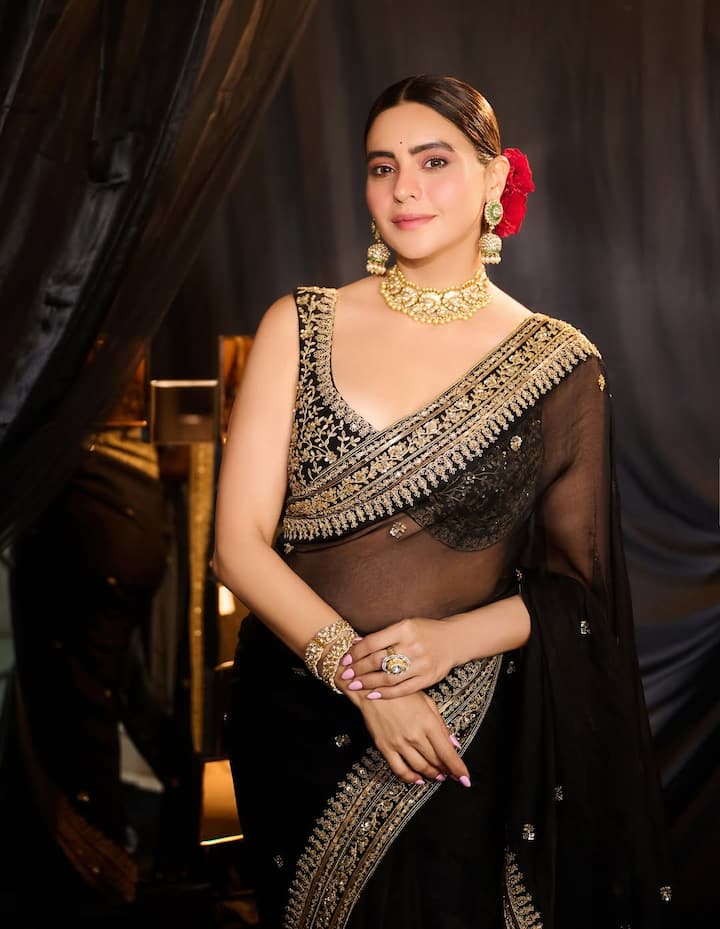 चाहे ट्रेडिशनल लुक हो या वेस्टर्न, एक्ट्रेस आमना शरीफ हमेशा ग्लैमरस नजर आती हैं। आमना शरीफ ने टीवी, बॉलीवुड से लेकर ओटीटी प्लेटफॉर्म तक का सफर तय किया है।
