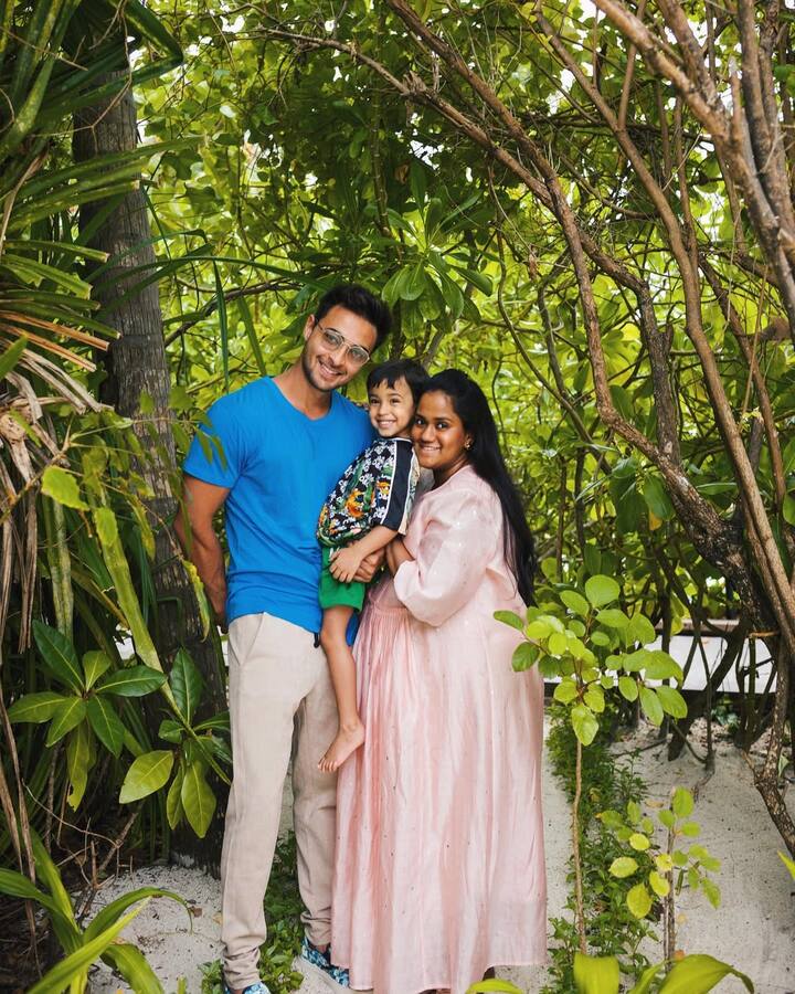 On the other hand, if we talk about Arpita's net worth, then according to the reports of News18, her total net worth is Rs 166 crore.