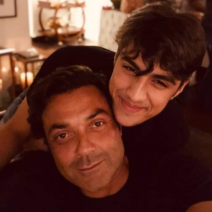 बॉबी देओल के बेटे का नाम आर्यमन देओल है. वो भी अपने पापा की तरह काफी हैंडसम दिखते हैं.