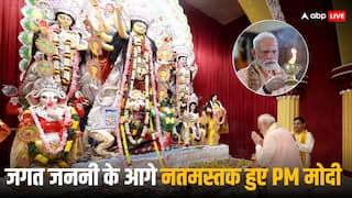 दिल्ली के चितरंजन पार्क पहुंचे PM मोदी, दुर्गा अष्टमी पर मंत्रोच्चार के बीच जगत जननी की उतारी आरती