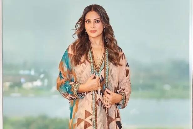 बिपाशा बसु - बॉलीवुड की ब्यूटीफुल एक्ट्रेस बिपाशा बसु ने भी अपनी बेटी को 40 की उम्र के बाद ही जन्म दिया है. अब एक्ट्रेस की बेटी की देवी दो साल की हो चुकी हैं.