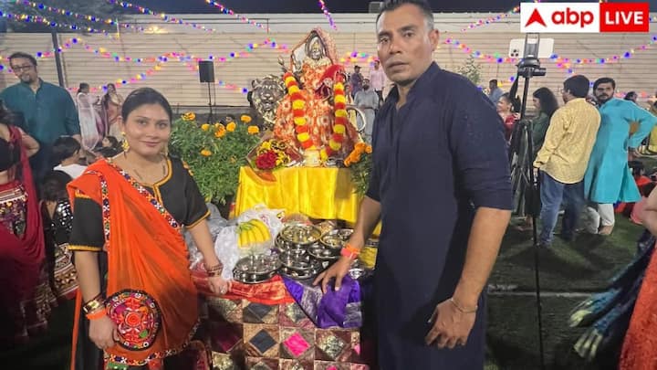 दानिश कनेरिया पाकिस्तान में रहकर हिंदू धर्म को फॉलो करते हैं और हर त्यौहार बड़े धूम धाम से मनाते हैं. हाल ही में उन्होंने अपनी पत्नी के साथ कुछ तस्वीरें शेयर की हैं जो दुर्गा पांडाल की हैं.