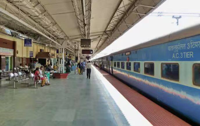 ਲਗਭਗ ਹਰ ਵੱਡੇ ਸਟੇਸ਼ਨ 'ਤੇ ਇੱਕ ਫਸਟ-ਏਡ ਰੂਮ ਜਾਂ ਮੈਡੀਕਲ ਪੋਸਟ ਹੁੰਦੀ ਹੈ, ਜਿਸ ਵਿੱਚ ਸਿਖਲਾਈ ਪ੍ਰਾਪਤ ਸਟਾਫ਼ ਅਤੇ ਡਾਕਟਰ ਹੁੰਦੇ ਹਨ ਜੋ ਐਮਰਜੈਂਸੀ ਦੀ ਸਥਿਤੀ ਵਿੱਚ ਯਾਤਰੀਆਂ ਨੂੰ ਤੁਰੰਤ ਫਸਟ-ਏਡ ਪ੍ਰਦਾਨ ਕਰਦੇ ਹਨ।