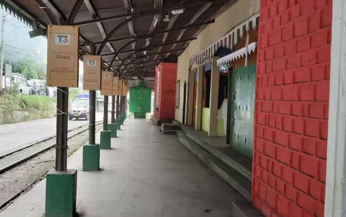 ਗੰਭੀਰ ਮਾਮਲਿਆਂ ਵਿੱਚ, ਨਜ਼ਦੀਕੀ ਹਸਪਤਾਲ ਨਾਲ ਵੀ ਸੰਪਰਕ ਕੀਤਾ ਜਾਂਦਾ ਹੈ। ਰੇਲਵੇ ਪ੍ਰਸ਼ਾਸਨ ਦੀ ਮੁੱਖ ਜ਼ਿੰਮੇਵਾਰੀ ਸੁਰੱਖਿਅਤ ਅਤੇ ਸਮੇਂ ਸਿਰ ਰੇਲ ਸੰਚਾਲਨ ਨੂੰ ਬਣਾਈ ਰੱਖਣਾ ਹੈ। ਸਟੇਸ਼ਨਾਂ 'ਤੇ ਫਾਰਮੇਸੀ ਸਟੋਰਾਂ ਨੂੰ ਖੋਲ੍ਹਣ ਦੀ ਆਗਿਆ ਦੇਣ ਨਾਲ ਵਾਧੂ ਪ੍ਰਸ਼ਾਸਕੀ ਅਤੇ ਸੁਰੱਖਿਆ ਜ਼ਿੰਮੇਵਾਰੀਆਂ ਜੁੜ ਜਾਣਗੀਆਂ।