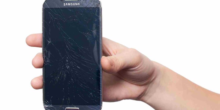 Now come on 3D temporary glass. This is specially designed for smartphones with curved displays. Its edges are light curves, which covers the entire screen well and the display is more safe. It also gives a premium feel to the phone and due to the fitting smooth, the user experience gets better.