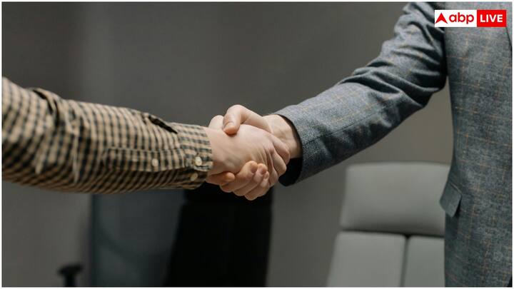 हाल पूछा न करे हाथ मिलाया न करे, मैं इसी धूप में ख़ुश हूँ कोई साया न करे - काशिफ़ हुसैन ग़ाएर