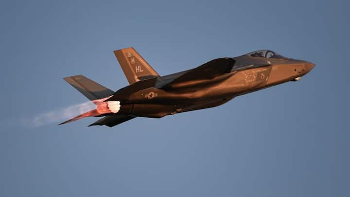 फाइटर जेट कोई खिलौना नहीं, बल्कि एक हाई-पावर मशीन है, जिसे रखना और उड़ाना बड़ी जिम्मेदारी और भारी खर्च से जुड़ा काम है. सबसे पहले यह समझना जरूरी है कि कोई भी नागरिक एक्टिव लड़ाकू जेट, यानी जिसमें हथियार सिस्टम या आधुनिक टेक्नोलॉजी लगी हो उसे नहीं खरीद सकता है.