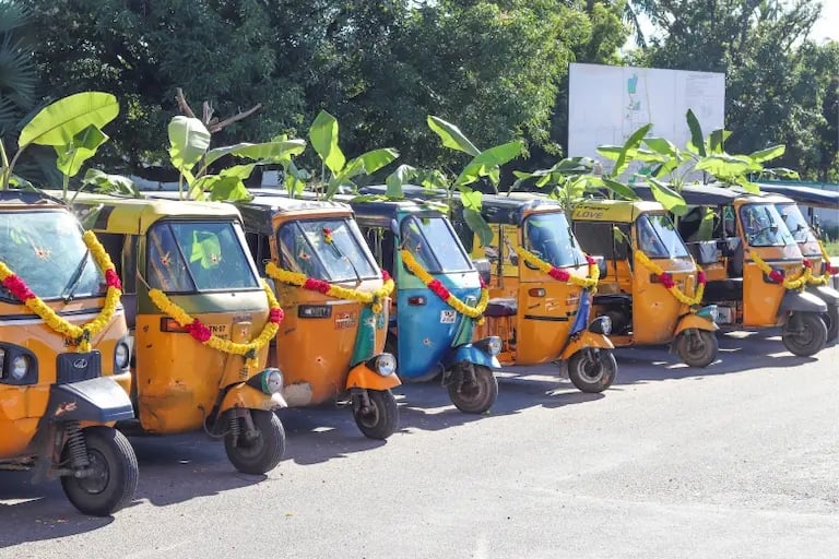 Ayudha Pooja Wishes 2025: செய்யும் தொழிலே தெய்வம்.. ஆயுதபூஜைக்கு இந்த போட்டோ அனுப்பி வாழ்த்துங்க..!