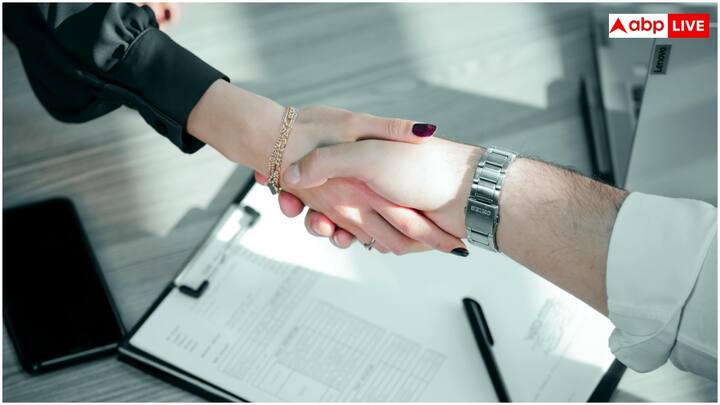 क्या शख़्स था उड़ाता रहा उम्र भर मुझे, लेकिन हवा से हाथ मिलाने नहीं दिया - हसन अब्बास रज़ा