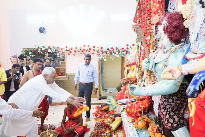 मुख्यमंत्री ने मां शीतला देवी, मां बड़ी पटनदेवी एवं मां छोटी पटनदेवी माता से राज्य की सुख, शांति, समृद्धि एवं प्रगति की कामना की.