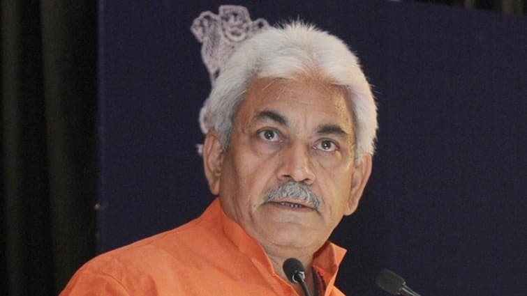 <div>LG Manoj Sinha Offers Prayers At Mata Vaishno Devi, Wishes Peace & Prosperity In J&K</div>