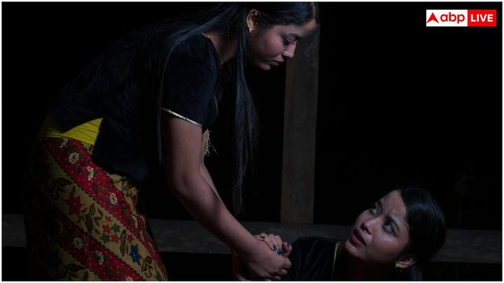 कोई हाथ भी न मिलाएगा, जो गले मिलोगे तपाक से. ये नए मिजाज का शहर है जरा फासले से मिला करो - निदा फाजली