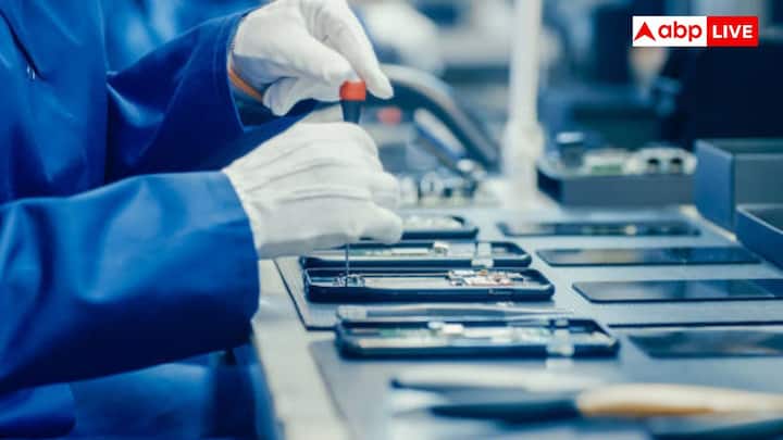 चांदनी चौक इलाके में स्थित लाजपत राय मार्केट इलेक्ट्रॉनिक गैजेट और मोबाइल एक्सेसरीज को काफी कम कीमतों पर बेचने के लिए मशहूर है. यहां आपको बड़े ब्रांड के कई तरह के प्रोडक्ट्स देखने को मिलेंगे, जो रिटेल स्टोर से आपको बेहतर डील देंगे.