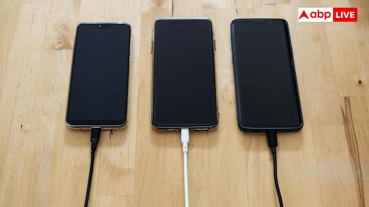 ये सभी मार्केट भीड़भाड़ से भरे रहते हैं. हालांकि यह भीड़ परेशान करने वाली हो सकती है लेकिन ये मार्केट खरीदारों को कम कीमत और ज्यादा विकल्प भी देती है.