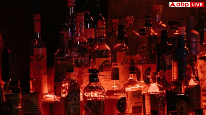 ज्यादातर लोग रम को सीधा पी जाते हैं, इसका नतीजा यह होता है कि अल्कोहल जल्दी ब्लड में जाता है और आपको इसका असर जल्दी से दिखने लगता है. एक्सपर्ट के अनुसार इसको धीरे-धीरे पीना सही रहता है.