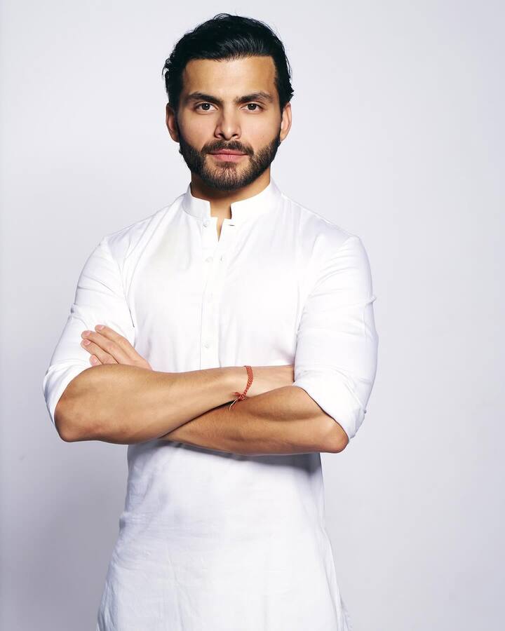 Let me tell you, Shikhar is a successful entrepreneur and belongs to a well-known political family. She is the grandson of former Maharashtra Chief Minister and Union Home Minister Sushil Kumar Shinde.