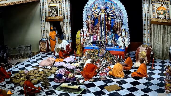 দেবী দুর্গার উগ্র ও ভয়াল রূপ এই সময় পূজিত হয়। মহাষ্টমীর শেষ ২৪ মিনিট এবং মহানবমীর প্রথম ২৪ মিনিট, মোট ৪৮ মিনিট ধরে চামুণ্ডা দেবীকে পুজো করা হয়।