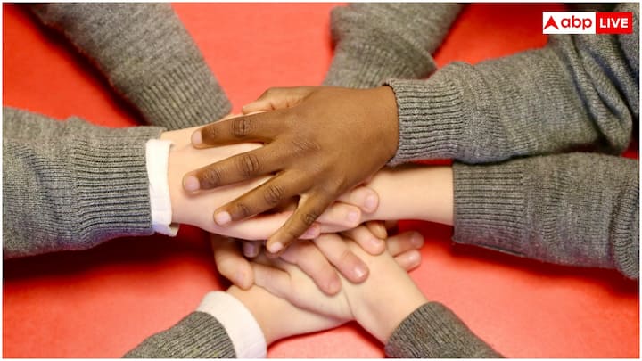 मिलना-जुलना अभी भी है लेकिन, हाथ से हाथ अब न मसने के - बकुल देव