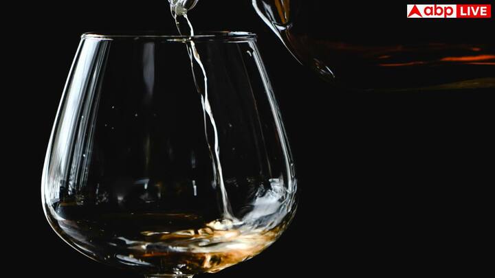 Rum Drinking Tips: रम दुनिया में सबसे ज्यादा पसंद की जाने वाली पेय पदार्थों में से एक है. हालांकि ज्यादातक लोग नहीं जानते हैं कि इसको पीया कैसे जाए. चलिए आपको बताते हैं इसको पीने का तरीका.