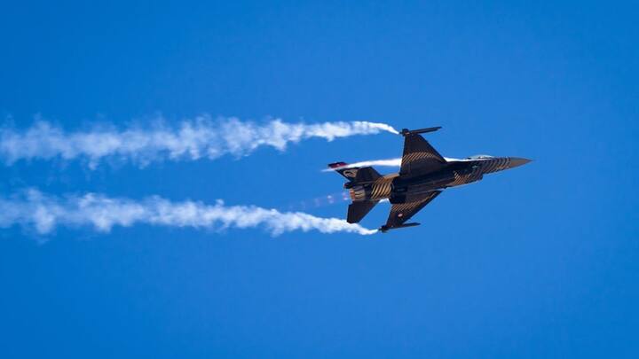 यानी सिर्फ विमान खरीद लेना ही काफी नहीं, बल्कि उसे सुरक्षित तरीके से चलाने और संभालने का खर्च कहीं ज्यादा है. इतिहास में कई मशहूर अमीर हस्तियों ने इस तरह के पुराने विमान खरीदे हैं.