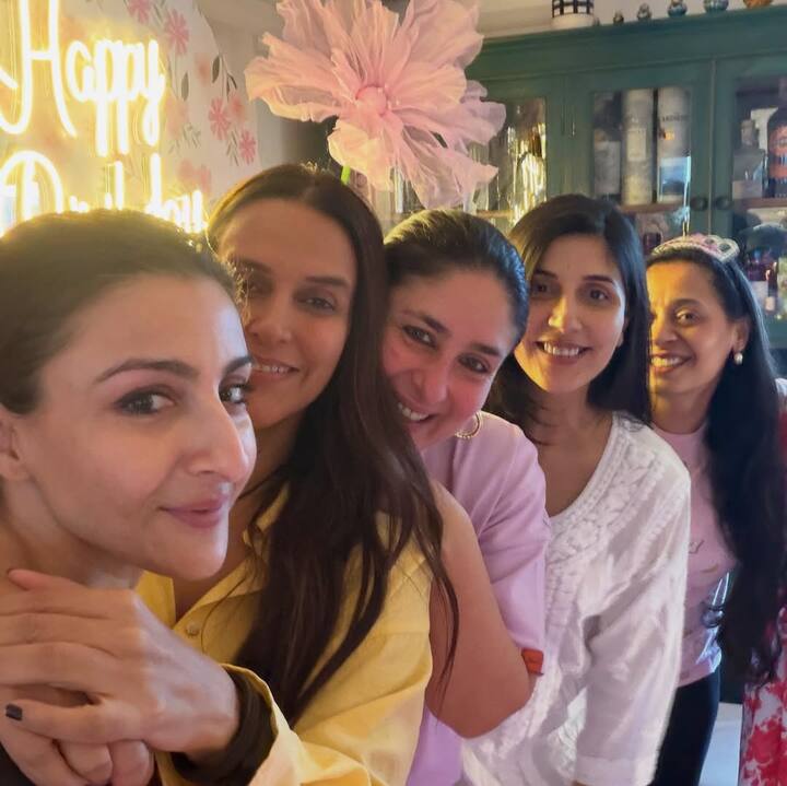 सोशल मीडिया पर छाई इन तस्वीरों में से एक में ये बॉलीवुड हसीनाएं सेल्फी लेती भी दिखाई दी हैं.