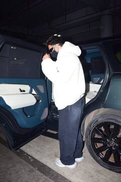 रणवीर सिंह का गॉगल्स लगाए एयरपोर्ट पर दिखा फुल स्वैग, तस्वीरें हो रहीं वायरल