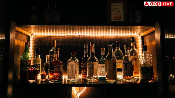 आप इसको ऑन द रॉक्स यानी बर्फ के टुकड़ों में मिलाकर पी सकते हैं, इसमें कोई दिक्कत नहीं है. लेकिन कोशिश करें कि बहुत ज्यादा बर्फ न हो, वरना इससे स्वाद खत्म हो जाता है और फिर पीने का मजा नहीं आता.