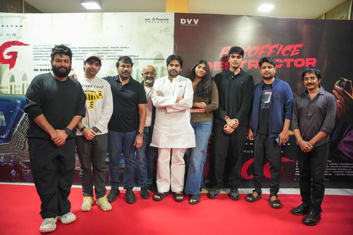 హాలీవుడ్ స్థాయిలో 'ఓజీ' సినిమా ఉందని చిరంజీవి ట్వీట్ చేశారు. ఆయనతో పాటు రామ్ చరణ్ కూడా సినిమా చూశారు. ఇంకా మెగా ఫ్యామిలీ మూడో తరం హీరోలు, పిల్లలు కూడా సినిమా చూశారు. (Image Courtesy: DVVMovies / x.com)