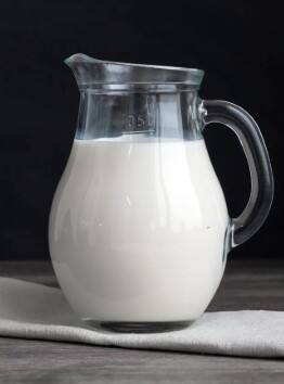 રોજ દૂધ પીવડાવવાથી બાળકોને ફાયદો થશે કે નુકસાન?