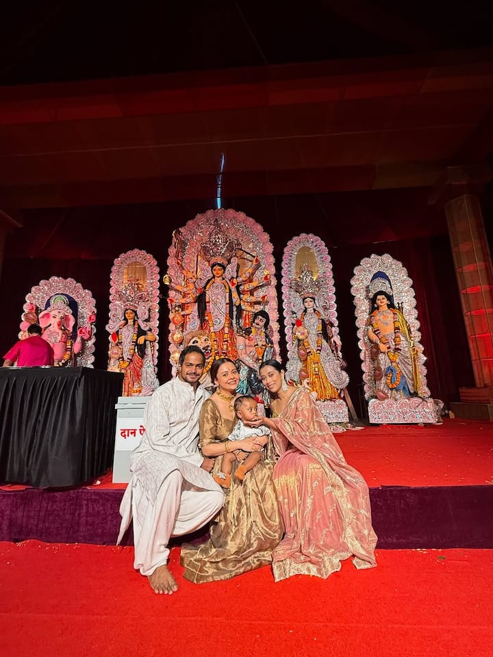 तस्वीरों में देवोलीना की पूरी फैमिली माँ दुर्गा की ग्रैंड मूति॔ के सामने खड़ा होकर पूजा का आनंद लेते हुए नजर आया. पंडाल चारों तरफ रंग-बिरंगी सजावट, फूल-माला और रोशनी से सजा हुआ हैं, जिससे पूरे माहौल में त्योहार की रौनक और मैग्नीफिकैनट लग रही थी.