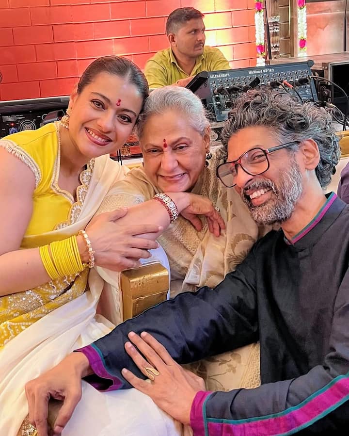 उन्होंने फेमस एक्ट्रेस जया बच्चन के साथ भी तस्वीरें शेयर कीं, जिसमें फैमिली की गैदरिंग और दुर्गा पूजा की खुशी साफ दिखाई दे रही है.