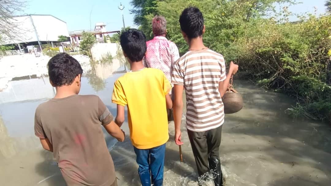 Rajasthan Rajsamand Lake Overflow Relatives Perform Last Rites in Waist Deep Water ann Rajasthan: मौत के बाद भी मुक्ति नहीं! कमर तक पानी में अंतिम संस्कार, विकास पर सवाल