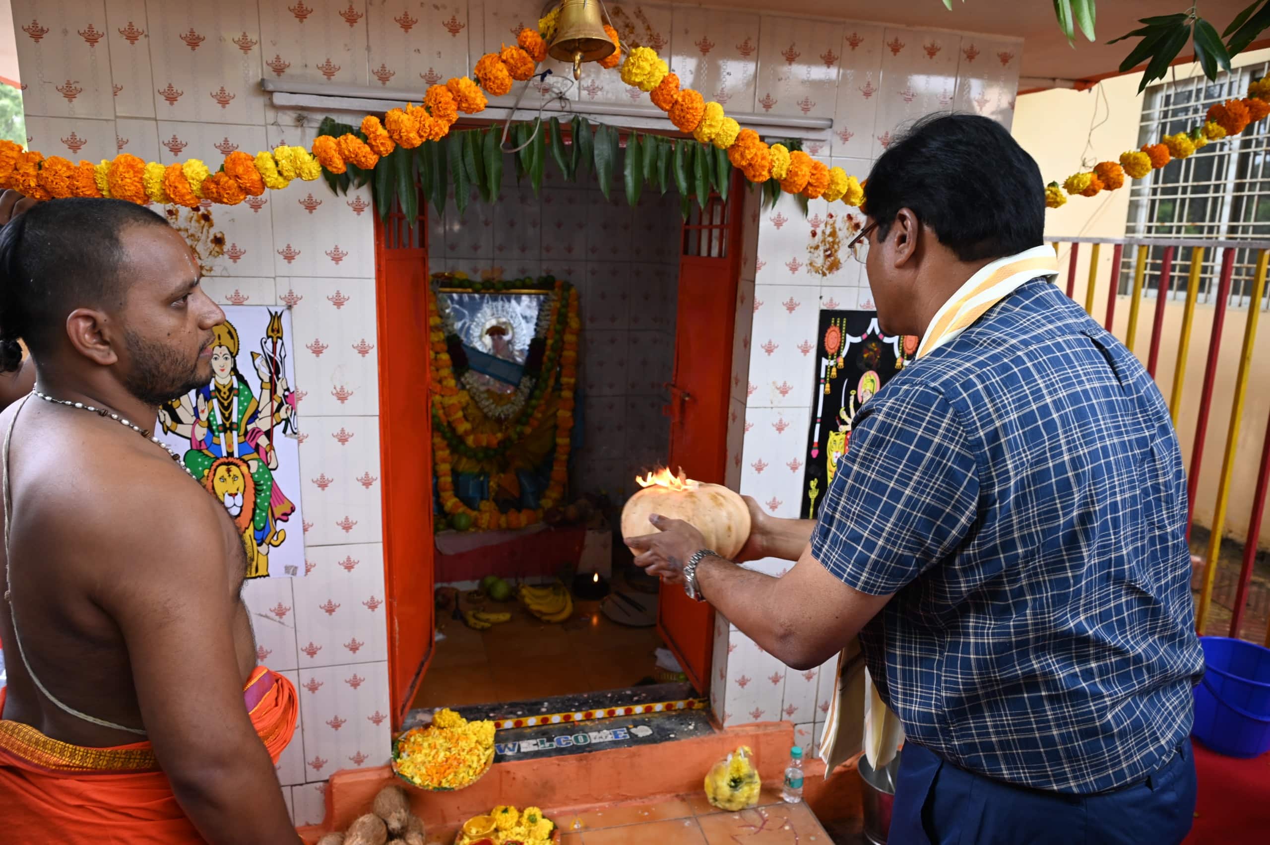 Hydra Ayudha Puja: హైడ్రా వాహనాలకు ఆయుధపూజలు చేసిన సీపి రంగనాథ్-ఉద్యోగులకు వస్త్రాల పంపిణీ