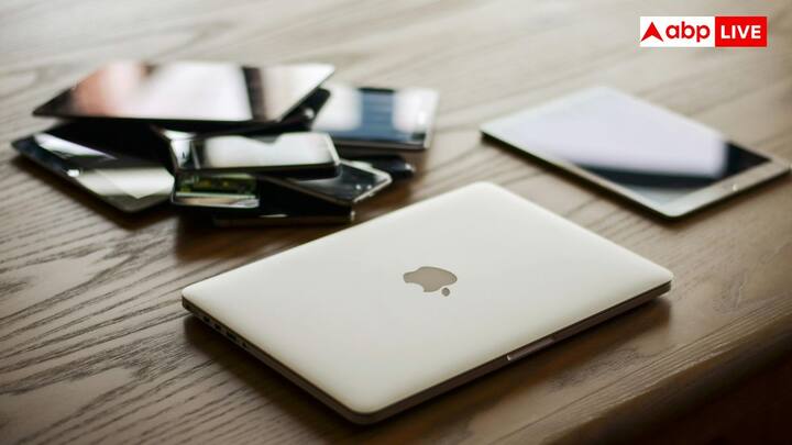 गफ्फार मार्केट दिल्ली में बजट वाला मोबाइल खरीदने के लिए सबसे अच्छी जगह है. यहां आपको कम कीमतों में कई ब्रांड के नए और इस्तेमाल किए हुए फोन होलसेल कीमत पर मिल जाएंगे. फोन के अलावा यहां आपको चार्जर, इयरफोन, स्पीकर, बैक कवर और दूसरे स्मार्ट गैजेट भी मिल जाएंगे. यह मार्केट दिल्ली के करोल बाग में स्थित है.