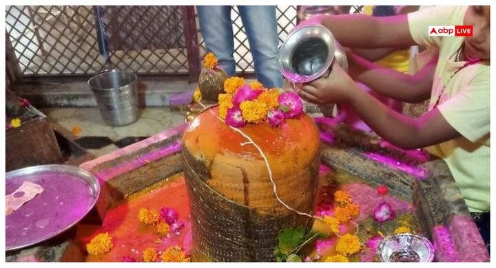 ऋणमुक्तेश्वर महादेव मंदिर उज्जैन में स्थित माना जाता है. उज्जैन को प्राचीन काल से ही महादेव की नगरी कहा जाता रहा है. यह मंदिर पवित्र शिप्रा नदी के तट पर अवस्थित बताया जाता है. मान्यता यह है कि कर्ज से दबे हुए लोगों द्वारा यहां दर्शन किए जाने पर उन्हें मुक्ति प्रदान की जाती है. इस मंदिर को विशेष रूप से ऋणमुक्ति का प्रतीक माना गया है.