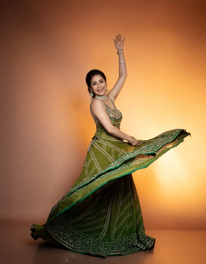 Urmila Matondkar’s look carries a royal and festive vibe. The golden backdrop adds a divine glow, enhancing the richness of her ensemble. Her aesthetic blends timeless Indian tradition with effortless elegance.