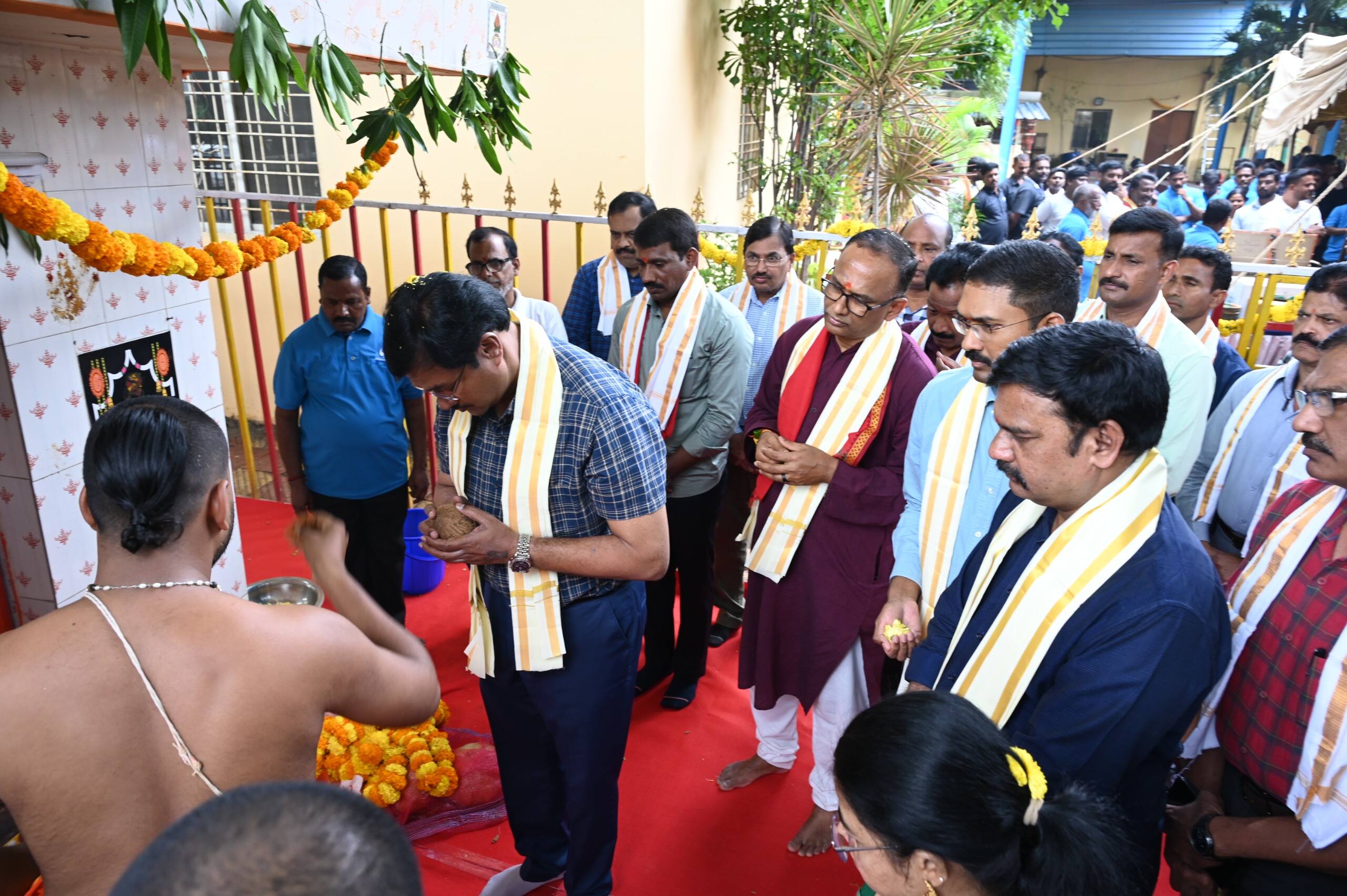 Hydra Ayudha Puja: హైడ్రా వాహనాలకు ఆయుధపూజలు చేసిన సీపి రంగనాథ్-ఉద్యోగులకు వస్త్రాల పంపిణీ