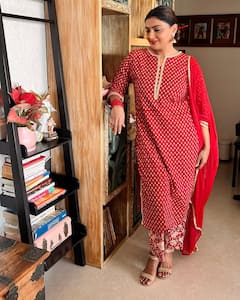 रानी मुखर्जी की भाभी की 10 खूबसूरत तस्वीरें, ग्लैमरस अदाओं से कत्ल-ए-आम करती हैं ज्योति मुखर्जी