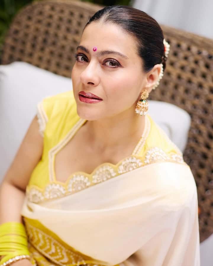उन्होंने साड़ी के साथ येलो कलर का ब्लाउज पहना हुआ था जिससे साड़ी की खूबसूरती और भी ज्यादा बढ़ गई.