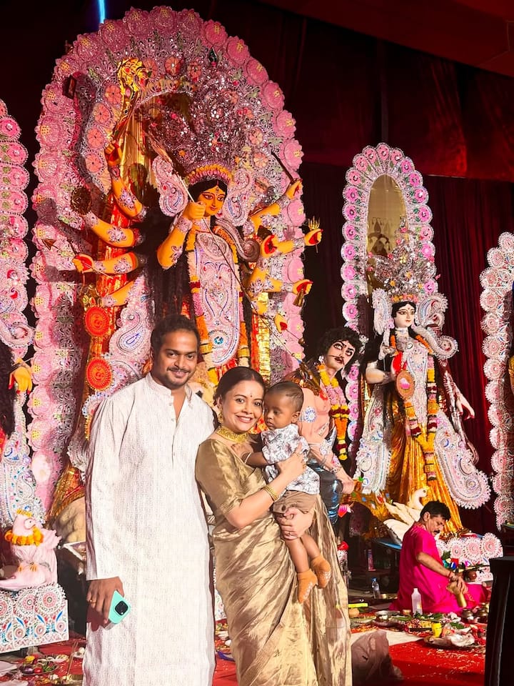 सोशल मीडिया पर फैंस ने इस ट्रेडिशनल झलक की खूब तारीफ की और देवोलीना की साड़ी व ट्रेडिशनल लुक को खूब अप्रिशिएट किया.