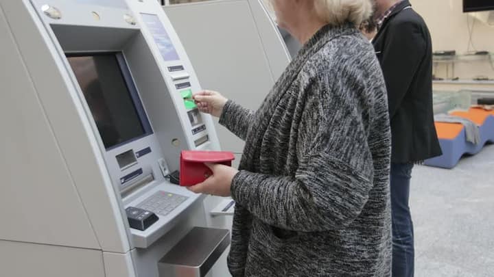 इतकच नाही तर तुमची जन्मतारीख, मोबाईल नंबरचे शेवटचे चार अंक पिन म्हणून वापरले सर्वाधिक धोकादायक आहे. कारण ही माहिती सहजपद्धतीने पब्लिक डोमेनच्या माध्यमातून मिळू शकते. यासोबत अनेक जण एटीएम पिनसाठी गाडीचा नंबर वापरतात, पण हे देखील सर्वाधिक हॅक झाल्याचे उदाहरण आहे.