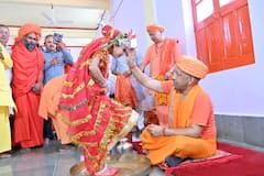 मन को भा जाएंगी कन्या पूजन की ये 6 तस्वीरें, सीएम योगी आदित्यनाथ ने परोसा भोजन, 6 माह की बच्ची से लिया आशीर्वाद