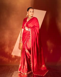 अष्टमी पर दिखा रानी मुखर्जी का ट्रेडिशनल लुक, सुर्ख लाल साड़ी और सोने के गहनों में दिखीं बेहद खूबसूरत
