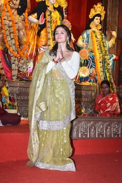 Alia Bhatt का नवरात्रि लुक: उल्टा पल्ला की साड़ी पहने दुर्गा पंडाल पहुंचीं राहा की मम्मी, ट्रेडिशनल लुक में चुराया दिल