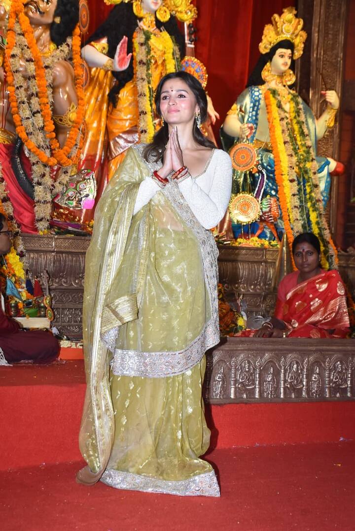 आलिया ने फुल स्लीव ब्लाउज पहना था और चूड़ियां भी पहनी थीं. साथ ही साड़ी को उल्टे पल्लू के साथ पहना था.